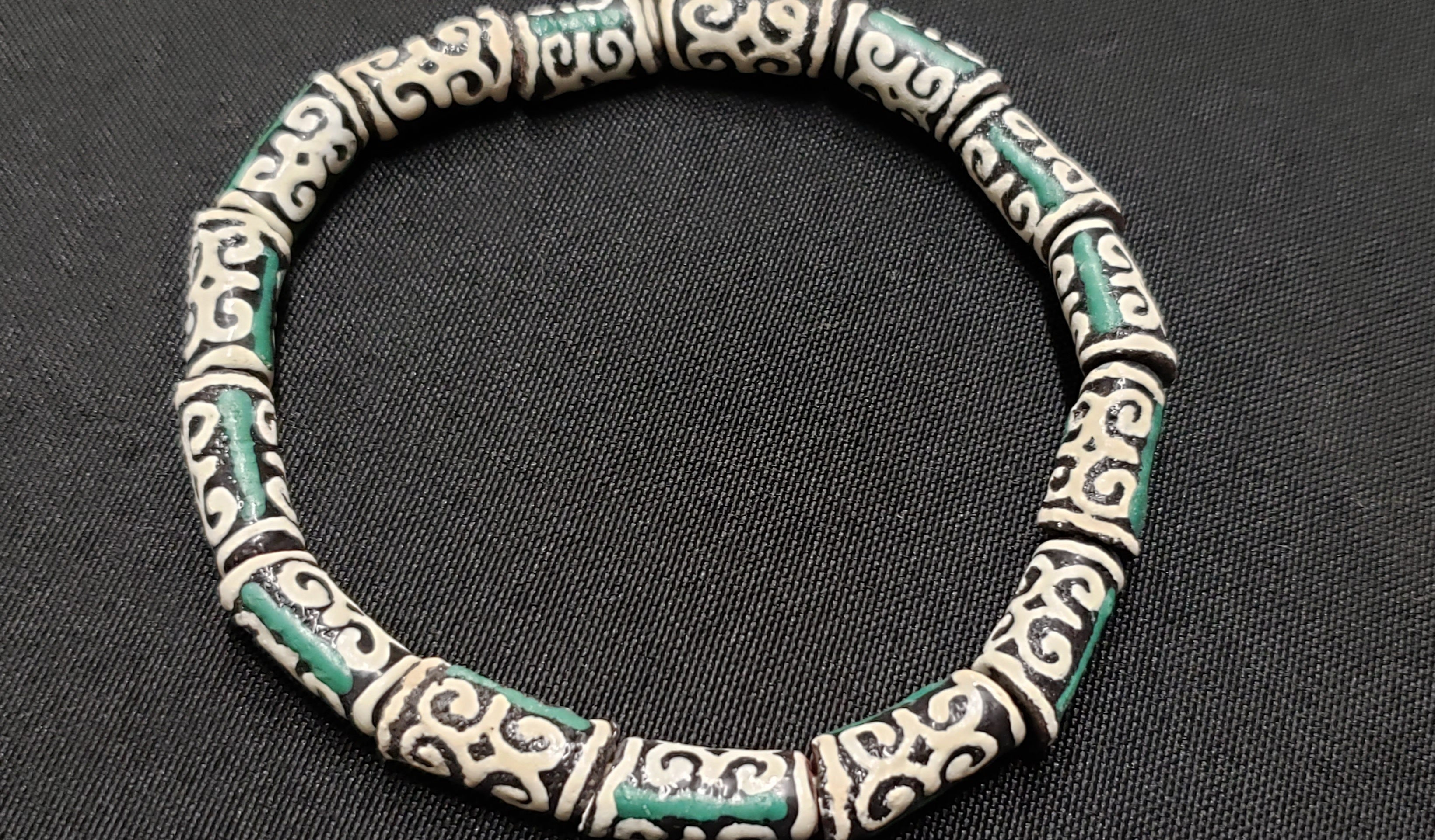small adinkra glass beads ram horn ghana krobo green cream detail view